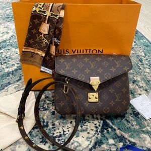 SOLD! Louis Vuitton pochette metis MNGRM